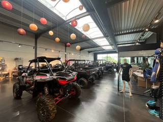 Multifunctioneel handelspand van 913m², opgedeeld met een showroom van 468 m² en een ruime werkplaats/magazijn van 445 m², fantastisch gelegen...