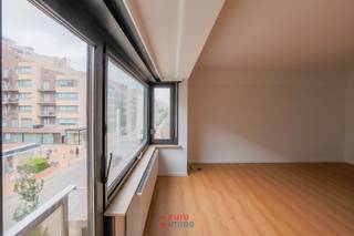 Uitermate knap, volledig gerenoveerd appartement met 2 volwaardige slaapkamers te huur op jaarbasis in het hartje van deze moderne Badstad!<br />Centraal in de Albert I laan kan u deze parel terugvinden.<br />Deze leent zich optimaal voor vaste bewoners alsook voor mensen die willen genieten van een tweede verblijf aan zee. Geniet op het zonneterras of kokkerellen in de nieuwe keuken. Dit appartement biedt voor elk wat wils!<br />75 EUR syndicuskosten per maand. EPC = 117 = Label B