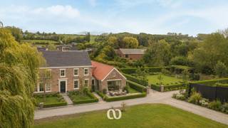 Ben je op zoek naar een karaktervolle woning dat je nog volledig naar eigen smaak kan renoveren of een bouwgrond (maximaal 2 open bebouwingen aan 6% BTW)? Deze zal zeker uw aandacht trekken.<br /><br />Deze pastorijwoning is gelegen in een rustig doodlopend straatje in de gezellige deelgemeente Maarke-Kerkem. Rust gegarandeerd. De omgeving is werkelijk verbluffend met prachtige zichten over de glooiende landerijen. De vele bijgebouwen en opslagmogelijkheden zijn zeker ook mooi meegenomen voor wie dit van doen heeft.<br /><br />Indeling:<br />-Kelder: kleine praktische kelder<br />-GLV: Ruime leefruimte met links een eerste kamer en rechts tevens een kamer. Achter de leefruimte bevindt zich de keuken met aansluitend een eerste badkamer.<br />-1stV: 3 ruime slaapkamers en een badkamer.<br />-Zolder: Zeer ruime zolder met tal van mogelijkheden te bereiken met een vaste trap.<br /><br />Ben je benieuwd naar deze uitzonderlijke eigendom op unieke locatie met tal van mogelijkheden? Maak snel een afspraak en laat je verwonderen door de prachtige ligging en eindeloze mogelijkheden.