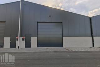 Nieuw gerenoveerde KMO-unit met een oppervlakte van 384 m², de unit maakt deel uit van de <strong>nieuwe KMO-ontwikkeling </strong>'VLASCO 2' bestaande uit 8 KMO-units met oppervlaktes tussen 375 m² en 385 m² (eventueel samen te voegen tot grotere entiteiten).<br /><br />Gelegen op de voormalige site van een oude vlasverwerkingssite in<strong> Kortemark</strong>, op een bedrijvensite langs de Vladslostraat, in een rustige maar strategisch goed bereikbare omgeving in Kortemark. Het project bevindt zich centraal in de driehoek Diksmuide, Torhout en Roeselare en ligt op korte afstand van de E403, wat zorgt voor een vlotte verbinding met de rest van West-Vlaanderen en daarbuiten.<br /><br />De magazijnruimtes worden opgebouwd uit een staalconstructie met als gevelbekleding een betonplint in combinatie met sandwichpanelen, de dakbedekking is voorzien in geprofileerde sandwichpanelen. Alle units zijn toegankelijk via een automatische sectionale poort (4,50 m B x 4,50 m H) en een aparte toegangsdeur. Bijkomend zijn de magazijnen met een vrije hoogte van +/- 4,84 m tot +/- 8,32 m onder dak, uitgerust met een betonvloer en zijn de nodige nutsvoorzieningen aanwezig (water, elektriciteit).<br /><br />Ruime parkeer- en manoeuvreerruimte op de site. Per unit zijn er minstens 3 parkeerplaatsen voorzien.<br /><br />Onmiddellijk beschikbaar. Geschikt voor zowel opslag als productie.<br /><br />Contacteer<strong> PANORAMA B2B </strong>voor bijkomende inlichtingen, plannen of een vrijblijvend plaatsbezoek op <strong>0479 70 70 73</strong>.