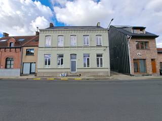 Op zoek naar een investering? <br /><br />In een kleinschalige residentie op een toplocatie bevindt zich dit volledig gerenoveerde appartement. Met een bewoonbare oppervlakte van 82 m² werd deze woning afgewerkt met duurzame en kwalitatieve materialen, wat zorgt voor een moderne en comfortabele woonbeleving.<br /><br /><strong>Momenteel is het appartement verhuurd via het Sociaal Verhuurkantoor (SVK) tot en met 21 augustus 2029. Dit garandeert een stabiele en langdurige huuropbrengst. Bovendien staat het SVK in voor het dagelijks beheer, onderhoud en eventuele herstellingen, volledig conform het Vlaams Woninghuurdecreet – een zorgeloze investering dus.</strong><br /><br />Het appartement beschikt over een gunstige EPC-score van C.<br /><br />Een bijkomende troef is de aanwezigheid van meerdere parkeerplaatsen achteraan het gebouw. Daarnaast geniet het pand van een centrale ligging met vlotte verbindingen en een directe nabijheid van winkels, scholen en openbaar vervoer.<br /><br />Aarzel niet om deze uitzonderlijke investeringskans te ontdekken. Contacteer ons vrijblijvend voor meer informatie of een bezoek. Wij begeleiden u graag met de glimlach in uw zoektocht naar het ideale investerings- of commercieel pand. Tel. 051 62 40 40