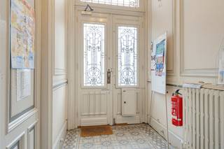 De woning valt direct op door de hoge plafonds en de authentieke elementen die doorheen het hele pand bewaard zijn gebleven.De indeling van dit...