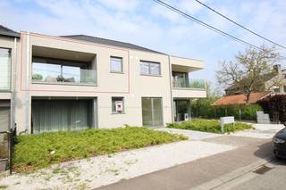 In het centrum van Zevergem, in een groene omgeving, op 10 minuten van Gent en vlakbij de op en afritten van de E17 en E40, vinden we dit recent...