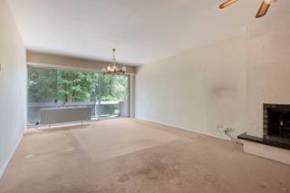 <p>Welkom in dit volledig te renoveren appartement, gelegen op de eerste verdieping aan de Hoogboomsteenweg in Kapellen. De ideale thuisbasis om te genieten van zowel rust als de nabijheid van de bruisende activiteiten die Kapellen te bieden heeft. </p>

<p>Dit appartement is volledig te renoveren en biedt de mogelijkheid om het volledig naar eigen smaak in te richten. Naast de ruime L-vormige living bestaat dit appartement uit een ruime keuken, terras over de volledige breedte, inkomhal met apart toilet en vestiairekast, grote badkamer en 2 slaapkamers.<br />Onderaards is er een ruime en handige kelder voorzien.<br />De gemeenschappelijke kosten bedragen +/- 170€/mnd. voor syndicus, blokpolis, onderhoud, lift, elektriciteit gemene delen, reservefonds, ...</p>
