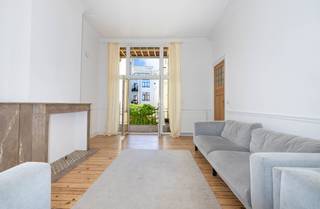 Op een steenworp van de Vijvers van Elsene en het Flageyplein nodigt dit karaktervolle appartement u uit om de charme van de mooie Brusselse herenhuizen te herontdekken.<br /><br />Gelegen op de 2de verdieping van een eclectisch gebouw uit 1909, onthult het een zeldzame sfeer met hoge plafonds, verfijnde moulures en massieve houten vloeren. De drie en suite ontvangstruimtes vormen een prachtige, elegante en lichtrijke leefruimte, verlengd door een aangenaam terras.<br /><br />De volledig uitgeruste keuken sluit naadloos aan op de woonruimte, terwijl de drie slaapkamers, de badkamer en de doucheruimte een comfortabele en functionele omgeving bieden.<br /><br />Een pand met ziel, ideaal voor liefhebbers van karakter, ruimte en gegeerde adressen, in het hart van één van de meest levendige en geliefde wijken van Elsene. EPC: E+<br />
<p><span>2de verdieping links:</span></p>
<ul>
<li>Inkomhal op houten vloer</li>
<li>Prachtige ontvangstruimtes bestaande uit 3 en suite kamers van ±64 m² op houten vloer, met toegang tot het terras van ±6 m²</li>
<li>Keuken</li>
<li>Slaapkamer van ±11 m²</li>
<li>Slaapkamer van ±15 m²</li>
<li>Slaapkamer van ±11 m²</li>
<li>Badkamer (bad, lavabo)</li>
<li>Douchekamer</li>
</ul>
<p>Kelders in de ondergrond</p>