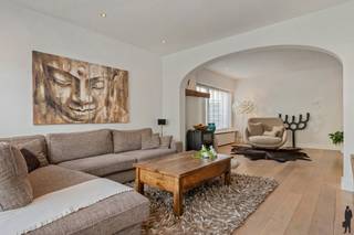 Tijdloze, <strong>vrijstaande woning</strong> met <strong>4 slpk. </strong>gelegen in het centrum van<strong> Wortel - Hoogstraten.</strong><br /><br /><span>INDELING<br /></span><strong>Gelijkvloerse verdieping:<br /></strong>- Inkomhal<br />- Woonkamer op parket met houtkachel<br />- Eetkamer<br />- Geïnstalleerde keuken<br />- Wasplaats<br />- Inpandige garage<br />- Kelderberging<br /><strong><br />Eerste verdieping: <br /></strong>- 4 slaapkamers van ca. 11 tot 16m²<br />- Badkamer met bad en douche<br />- Bergzolder bereikbaar via een vlizotrap<br /><br />Ruime, omheinde tuin met 2 terrassen en tuinberging.<br /><br /><span>BIJZONDERHEDEN<br /></span>- Dak volledig vernieuwd en geïsoleerd (2019)<br />- Houtwerk buiten vervangen (2019)<br />- Nieuwe binnendeuren en plinten (2020)<br />- Schilderwerken gevel (2022)