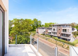 In de standingvolle en jonge (2017) residentie Cauxyde te Koksijde-dorp bieden wij u dit prachtige hoekappartement met talloze troeven aan. Dit unieke pand geniet een uiterst centrale ligging: de supermarkten en het zwembad van Koksijde bevinden zich vlakbij. Het natuurreservaat de Hoge Blekker bevindt zich op wandelafstand. <br /><br />Het instapklare appartement werd als volgt ingedeeld: Inkomhal met ingemaakte vestiairekast | badkamer met grote inloopdouche en dubbele lavabo in meubel | open en volledig uitgeruste keuken | lichtrijke leefruimte met toegang tot hoekterras | Eerste volwaardige slaapkamer | tweede volwaardige slaapkamer met ingemaakte kasten | afzonderlijk toilet | berging met voorziening voor wasmachine.<br /><br />Er is een gemeenschappelijke fietsenberging aanwezig in het gebouw. Daarnaast kan u een vlot toegankelijke en GROTE garage (elektriciteit aanwezig en automatische poort) aankopen met toegang voor minstens 2 auto's. Er is ook de mogelijkheid om een buitenparking aan te kopen aan de achterkant van de residentie.<br /><br />Wonen te Koksijde-Dorp in stijl? Contacteer ons vandaag nog voor deze buitenkans!