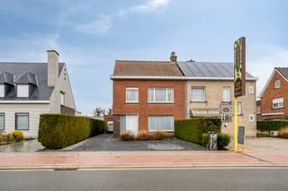 <span><span>Bent u op zoek naar een <strong>ruime woning</strong> die u volledig naar eigen smaak kan renoveren? Deze<strong> halfopen bebouwing op een perceel van 545 m²</strong> biedt maar liefst meer dan 230 m² potentiële bewoonbare oppervlakte en vormt de ideale basis voor uw droomwoning.<br />De woning beschikt momenteel over <strong>3 volwaardige slaapkamers </strong>en een ruime zolder met de <strong>mogelijkheid om meerdere extra slaapkamers </strong>of een hobbyruimte te creëren. Dankzij de grote raampartijen met rolluiken geniet u van een aangename, lichtrijke leefomgeving.<br /><br /><u>Extra troeven:</u></span></span>
<ul>
	<li><span><span>Goede en vlot bereikbare ligging;</span></span></li>
	<li><span><span><strong>Uitgang achteraan het perceel;</strong></span></span></li>
	<li><span><span>Muren reeds geïnjecteerd (facturen beschikbaar);</span></span></li>
	<li><span><span><strong>Veel bergruimte;</strong></span></span></li>
	<li><span><span><strong>Bijgebouw ingericht als extra woonruimte</strong> met badkamer en toilet (ideaal voor kangoeroe wonen, praktijkruimte of hobby);</span></span></li>
	<li><span><span><strong>2 à 3 niet-overdekte parkeerplaatsen + garage;</strong></span></span></li>
	<li><span><span>Mobiscore 8,2/10;</span></span></li>
	<li><span><span><strong>Laag KI: 614.</strong></span></span></li>
</ul>
<span><span>Kortom, een ruime woning met karakter en bijzonder veel potentieel voor wie ruimte, licht en mogelijkheden belangrijk vindt.</span></span><br /><br /><span><span>Maak nu uw afspraak op het nummer 051/50 11 51 of mail naar info@diksimmo.be en ontdek uw nieuwe thuis op de rand van Izegem.</span></span>