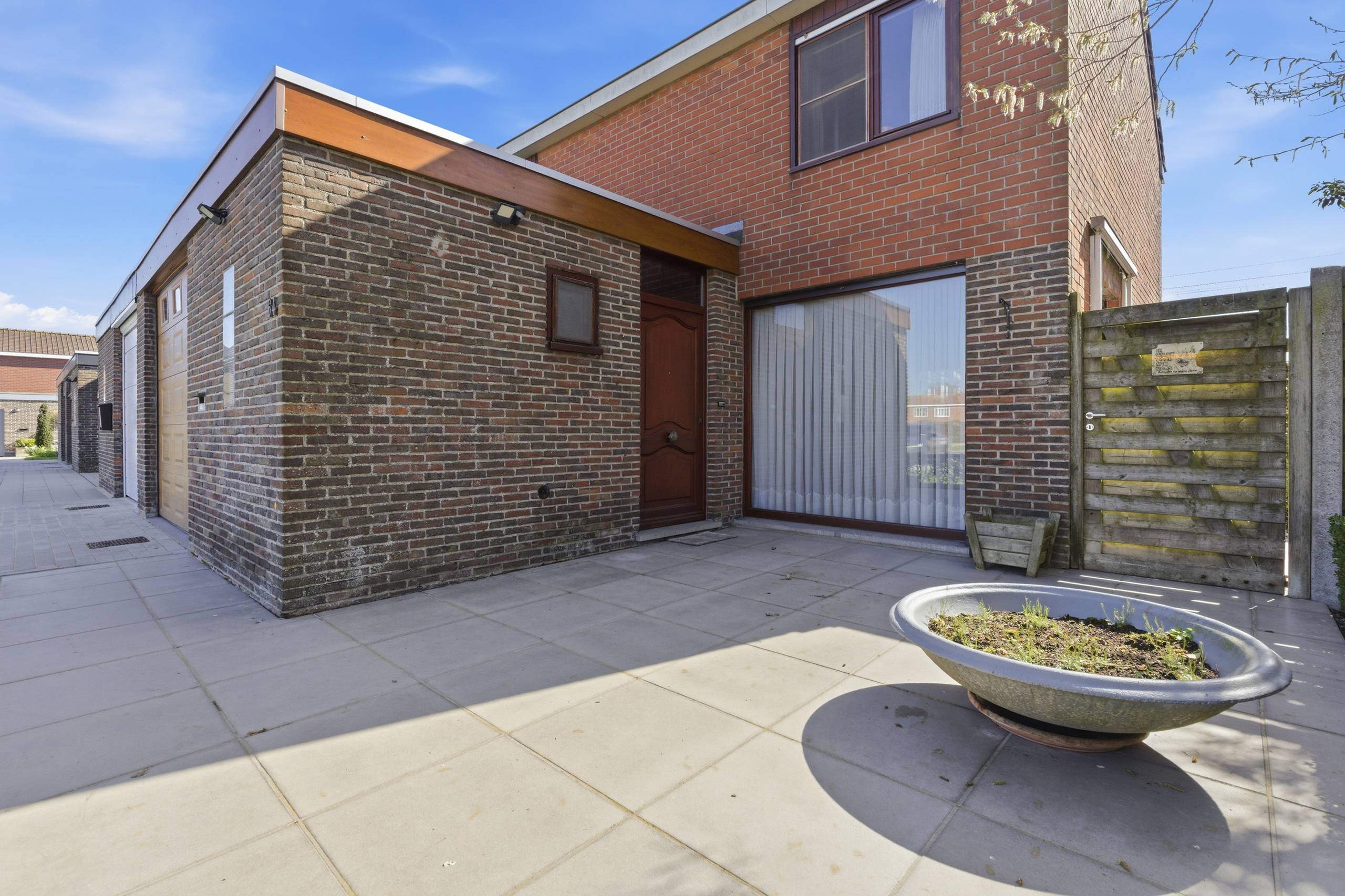 Compacte functionele woning met mooi aangelegde groene tuin - foto 2