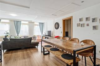 Opbrengsteigendom met handelsgelijkvloers en 2 appartementenDit uitstekend gelegen handelspand met bovenliggende woongelegenheid vormt een...