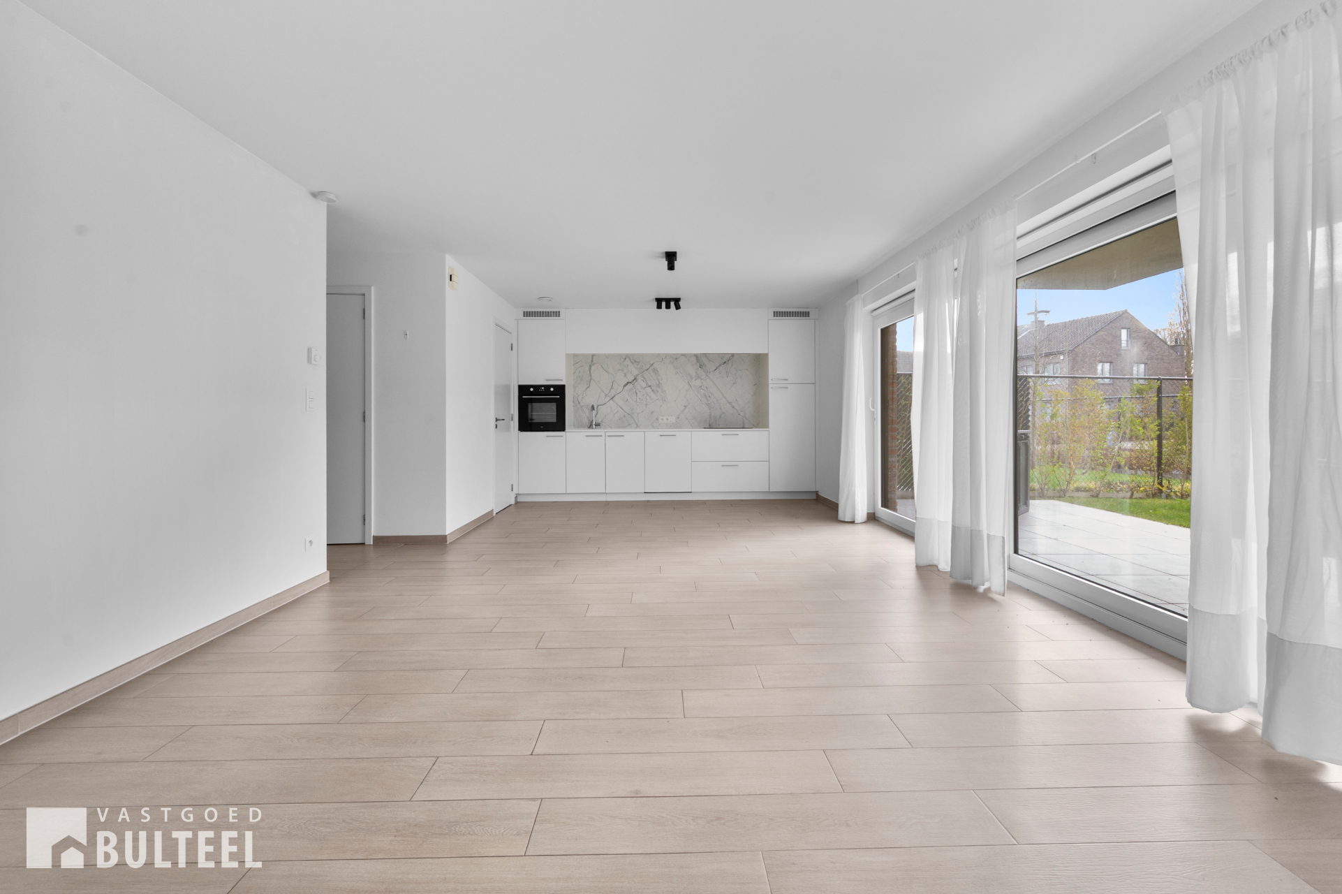 Energiezuinig gelijkvloers appartement met 2 slpkrs, garage en tuin! - foto 2