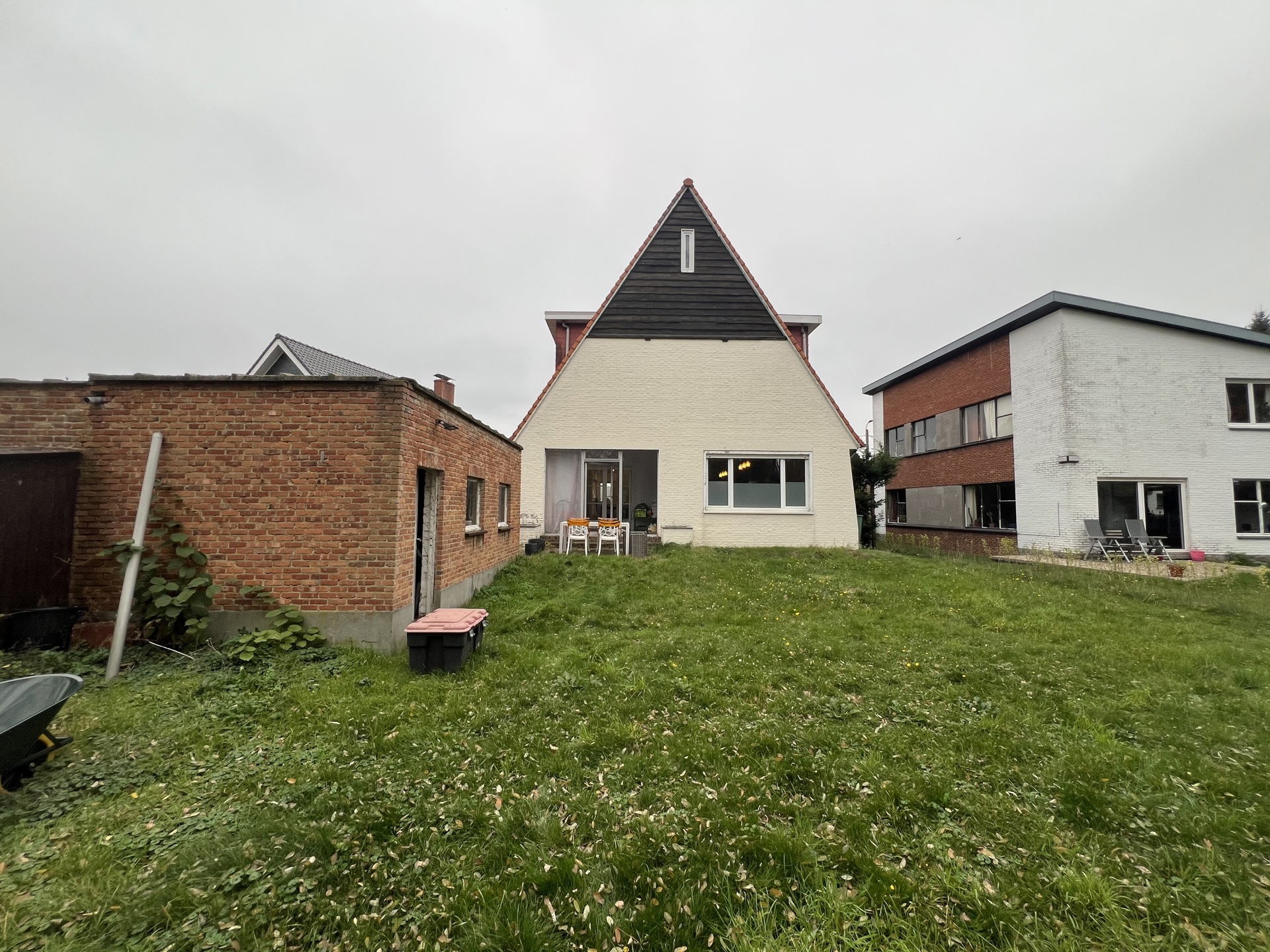 Ruime deels gerenoveerde villa met eclectische architectuur - foto 3