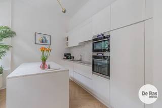 BEZOEKDAG ZATERDAG 17 OKTOBER 2026 VAN 10u TOT 13u (enkel op afspraak!)<br /><br />GERAARDSBERGEN - Authentieke burgerwoning met verrassend veel ruimte in hartje Geraardsbergen <br />Wonen in het centrum en toch genieten van de rust van een bijzonder aangename straat? Deze karaktervolle burgerwoning bevindt zich in de Nieuwstraat, een gezellige en zo goed als autoluwe straat in het hart van Geraardsbergen. Winkels, scholen en het stadscentrum liggen op wandelafstand en ook het station bevindt zich vlakbij. Een ideale ligging voor wie graag centraal woont, maar thuis vooral rust en gezelligheid zoekt.<br /><br />Achter de authentieke gevel schuilt een verrassend ruime en lichtrijke woning waar karakter en hedendaags wooncomfort mooi samenkomen. Op het gelijkvloers bevindt zich vooraan de volledig uitgeruste kwaliteitskeuken, met veel natuurlijke lichtinval. Achteraan vormt de ruime woonkamer met eetplaats het gezellige hart van de woning, met een aangenaam contact naar de binnentuin.<br /><br />Op de eerste verdieping bevinden zich twee grote slaapkamers en een royale badkamer, uitgerust met ligbad, douche en een mooi badkamermeubel. De tweede verdieping biedt nog eens twee volwaardige slaapkamers en een dressing. Helemaal bovenaan werd de zolderverdieping ingericht als hobbyruimte en muziekstudio met akoestische isolatie. Een inspirerende plek die bovendien toegang geeft tot een leuk dakterrasje.<br /><br />Ook buiten is het aangenaam vertoeven in de gezellige stadstuin. De aanwezige bijgebouwen bieden bovendien nog heel wat mogelijkheden en kunnen naar eigen smaak worden ingevuld als atelier, hobbyruimte, berging, buitenkeuken of tuinlounge.<br />Ook technisch staat deze woning sterk: centrale verwarming op gas, een vernieuwd en geïsoleerd dak, dubbele beglazing, conforme elektriciteit en 12 zonnepanelen met certificaten. Met een EPC-score van 185 kWh/m²/jaar, label B, combineert deze authentieke woning haar charme met een mooie energieprestatie.<br /><br />Kortom: Een warme en karaktervolle burgerwoning met bijzonder veel ruimte, sfeer en comfort, op een heerlijke plek midden in Geraardsbergen. Bel snel je afspraak op 053/60.65.60