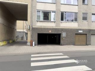 <p><span>De overdekte garagebox op verdieping -1 is te bereiken via de Boomgaardstraat 43B en binnenrijden doe je via de automatische poort met een badge of sleutels.<br />Beide garageboxen zijn ook samen te koop aan €55.000. Beide zijn verhuurd aan €100/ maand. De vaste kosten per garagebox bedragen ongeveer €15/maand.</span></p><p><span> </span></p><p><span>Doorrij breedte gelijkvloers<br />Links 2.69m</span></p><p><span>Rechts 2.38m</span></p><p><span>Hoogte 1.89m</span></p><p><span> </span></p><p><span>Rechtse garagebox nr 69</span></p><p><span>Breedte poort 2.3m</span></p><p><span>Hoogte poort 1.93m<br />Breedte binnen 2.8m<br />Hoogte binnen 2.6m<br />Diepte 4.59m</span></p><p><span> </span></p><p><span>Linkse garagebox nr 70</span></p><p><span>Breedte poort 2.3m</span></p><p><span>Hoogte poort 1.93m<br />Breedte binnen 2.8m<br />Hoogte binnen 2.6m<br />Diepte 4.59m</span></p><p><span> </span></p><p><span> </span></p><p><span> </span></p><p><span>Voor meer info of een gratis schatting surf naar </span><span><span>www.hansimmo.be</span></span></p><p><span> </span></p>