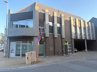 Ruim dakappartement te St-Gillis bij DendermondeDit ruime dakappartement van 107 m² bevindt zich op de tweede verdieping en ligt op wandelafstand van...