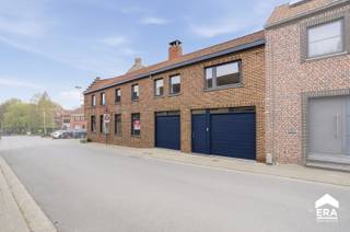 <p>&amp;#127969; <strong>Te koop: woning met handelsruimte in Westouter</strong></p>

<p>Deze eigendom in de Bellestraat 6 combineert een woning met drie slaapkamers en een handelsruimte op een toplocatie in het bruisende centrum van Westouter. </p>

<p><strong>Indeling</strong></p>

<p><strong>Gelijkvloers</strong><br />• &amp;#127978; Handelsruimte bestaande uit een inkom met loket<br />• &amp;#128230; Aparte bergruimte<br />• &amp;#128188; Bijkomende ruimte, ideaal als bureau<br />• &amp;#128699; Sanitair<br />• &amp;#128663; Dubbele garage<br />• &amp;#128682; Twee aparte toegangsdeuren, waardoor een duidelijke scheiding tussen privé en beroepsgedeelte mogelijk is</p>

<p><strong>Verdieping</strong><br />• &amp;#128715;️ Woonkamer met toegang tot het terras<br />• &amp;#127869;️ Keuken<br />• ☀️ Terras<br />• &amp;#128719;️ Drie slaapkamers<br />• &amp;#128705; Badkamer</p>

<p><strong>Zolderverdieping</strong><br />• &amp;#128230; Ruime bergzolder</p>

<p><strong>Troeven</strong><br />• &amp;#128205; Gelegen in het bruisende centrum van Westouter, nabij horeca, lokale handelaars en wandelroutes<br />• &amp;#128188; Ideaal voor zelfstandigen of wie wonen en werken wenst te combineren<br />• &amp;#128682; Mogelijkheid om privé en werk volledig gescheiden te houden dankzij de twee toegangen<br />• &amp;#128663; Dubbele garage en terras aanwezig<br />• &amp;#128296; Woning met veel potentieel<br />• ♻️ EPC-label F (582 kWh/m²jaar). Met enkele gerichte ingrepen, zoals het isoleren van het hellend dak of de zoldervloer, het isoleren van het platte dak onder het terras, het plaatsen van zonnepanelen en een energiezuinige verwarmingsinstallatie, kan de energieprestatie aanzienlijk verbeterd worden.</p>

<p>Neem vandaag nog contact op met je ERA-makelaar voor een bezoek.</p>

<p><strong>JOUW DROOMHUIS. ZO GEVONDEN! &amp;#127969;</strong></p>