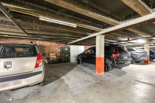 <p><span>Ondergrondse autostaanplaats op toplocatie in populaire Borgerhout</span></p><p><span>In de ondergrondse parking van dit verzorgde gebouw bevindt zich een ruime autostaanplaats. De parkeerplaats heeft een breedte van 2,6 m en een diepte van 5 m², wat ruim voldoende is voor de meeste personenwagens. De toegang tot de ondergrondse parkeergarage verloopt via een automatische poort met een breedte van 3,4 m en een maximale hoogte van 1.99 m. Binnen is het een open ruimte, waardoor het eenvoudig manoeuvreren is om vervolgens uw auto veilig te parkeren.</span></p><p><span> </span></p><p><span>Ideale investering met risicoloos rendement !</span></p><p><span>Op zoek naar een plek om je wagen kwijt te kunnen of slimme investering in een toplocatie? Wij presenteren u de perfecte kans om uw geld te laten groeien met een risicoloos rendement. Met een mogelijke huurprijs van €100 per maand biedt de autostaanplaats een jaarlijks rendement van 4,8 %. Met andere woorden is deze autostaanplaats perfect voor diegenen die op zoek zijn naar een rendabele investering met een solide rendementspotentieel. </span></p><p><span> </span></p><p><span> </span></p>