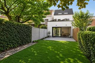 Bent u op zoek naar een instapklare gezinswoning waar ruimte, comfort en energiezuinig wonen perfect samenkomen? Dan zal deze volledig en hoogwaardig vernieuwde woning u meteen weten te bekoren. Gelegen in het centrum van Kapellen, op wandelafstand van winkels, scholen, openbaar vervoer en het gemeentepark, geniet u hier van een uitzonderlijke combinatie van comfort, rust en een uitstekende bereikbaarheid.<br /><br />De woning werd in 2026 met oog voor detail gerenoveerd, waarbij uitsluitend gekozen werd voor kwalitatieve materialen, een tijdloze architectuur en de modernste technieken. Het resultaat is een stijlvolle woning met een uitstekende EPC A-score en een bijzonder hoog wooncomfort.<br /><br />Via de inkomhal bereikt u de inpandige garage, die naast plaats voor een wagen ook over ruime bergruimte beschikt. De lichtrijke leefruimte met grote raampartijen vormt samen met de stijlvolle open keuken het absolute hart van de woning. De keuken is uitgerust met kwalitatieve inbouwtoestellen en sluit naadloos aan op de royale woon- en eetruimte. Dankzij de directe verbinding met het zonnige terras en de volledig omheinde tuin geniet u het hele jaar door van een aangename binnen-buitenbeleving. De praktische zijingang biedt bovendien een ideale toegang voor fietsen. <br /><br />Op de eerste verdieping bevinden zich een ruime slaapkamer, een apart toilet, een stijlvolle badkamer uitgerust met ligbad én inloopdouche en een kamer die kan dienen als bureau, dressing of slaapkamer.<br /><br />De tweede verdieping omvat nog twee volwaardige slaapkamers en een tweede badkamer met inloopdouche. Ruime zolder voorzien. <br /><br />De onderhoudsvriendelijke biedt een oase van rust en privacy, en beschikt over een terras en praktische tuinberging.<br /><br /><br />Deze woning beschikt over volgende troeven:<br /><br />- Energiezuinige woning met EPC-label A<br />- Zonnepanelen<br />- Ventilatiesysteem<br />- Volledig geïsoleerd dak en muren<br />- Hoogrendementsbeglazing<br />- Regenwater recuperatie<br />- Centrumligging op wandelafstand van alle voorzieningen<br /><br />Een woning waar hedendaagse architectuur, hoogwaardige afwerking en duurzaam wooncomfort perfect samenkomen. Maak vandaag nog een afspraak en ontdek zelf de uitzonderlijke kwaliteit en ruimte die deze unieke gezinswoning te bieden heeft.