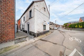 We Invest vous propose cette maison 3 façades idéalement située à proximité immédiate du centre d’Ecaussinnes, à deux pas des commerces, des écoles...