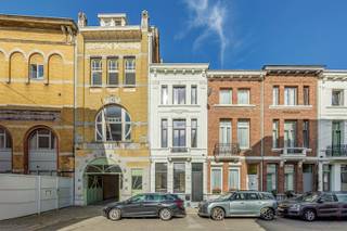 <p>Een herenhuisgevoel, een strakke totaalrenovatie en een eigen tuin. Clementinastraat 22 combineert precies wat in Antwerpen 2018 zo gegeerd is: karakter, ruimte en buitenleven op een centrale locatie.</p><p>Achter de klassieke gevel werd de woning recent volledig gerenoveerd. Authentieke elementen zoals de hoge plafonds, moulures, paneeldeuren en originele trap kregen opnieuw hun plaats, gecombineerd met lichte parketvloeren, zwarte steellook accenten en een hedendaagse afwerking.</p><p>· 4 slaapkamers <br />· Ca. 40 m² stadstuin <br />· Volledig gerenoveerd <br />· Authentieke architecturale details <br />· Veel natuurlijke lichtinval <br />· Gegeerde ligging in Antwerpen 2018</p><p>Op het gelijkvloers loopt de leefruimte door van voor- tot achtergevel. De nieuwe keuken vormt het sluitstuk en geeft rechtstreeks uit op de ca. 40 m² grote stadstuin. Geen klein koertje, maar een volwaardige buitenruimte waar je midden in de stad echt iets mee kan.</p><p>Met 143 m² woonoppervlakte en vier slaapkamers is dit bovendien een stadshuis dat meegroeit. Ideaal voor een gezin, maar evengoed voor wie een aparte home office, dressing of logeerkamer zoekt. De badkamer werd royaal afgewerkt met vrijstaand ligbad, inloopdouche, dubbele wastafel en warme koperkleurige kranen.</p><p>Ook de ligging speelt mee: de Clementinastraat in Antwerpen 2018 staat bekend om haar statige gevelrijen en residentiële karakter, terwijl winkels, horeca, openbaar vervoer en het centrum vlot bereikbaar zijn.</p><p>Ontdek Clementinastraat 22 zelf. Plan je bezoek via Sinjoor en kom kijken of dit jouw nieuwe thuis wordt.</p>