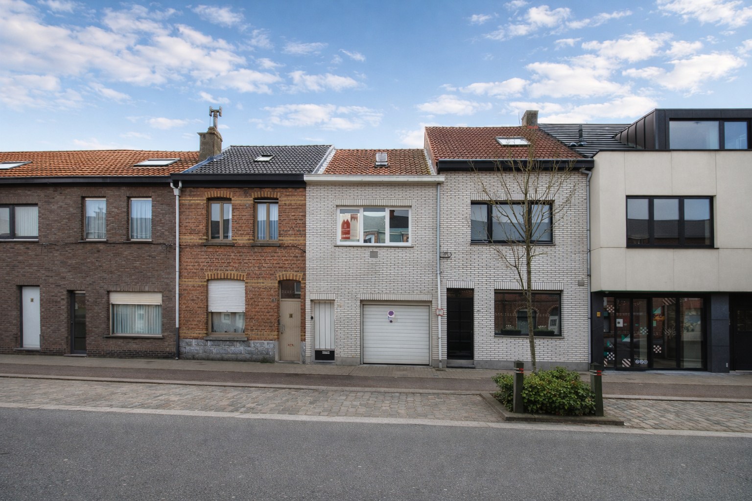 Centraal gelegen woning met drie slaapkamers, tuin én inpandige garage te koop in Sint-Niklaas! - foto 1