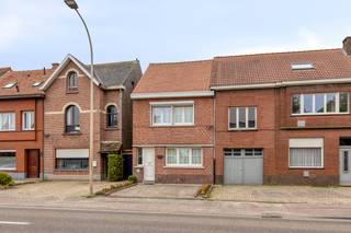 Dit huis kent volgende indeling:- Inkomhal met toegang tot de kelder.- Leefruimte ingedeeld in eet- en zithoek.- Reeds gerenoveerde keuken met...