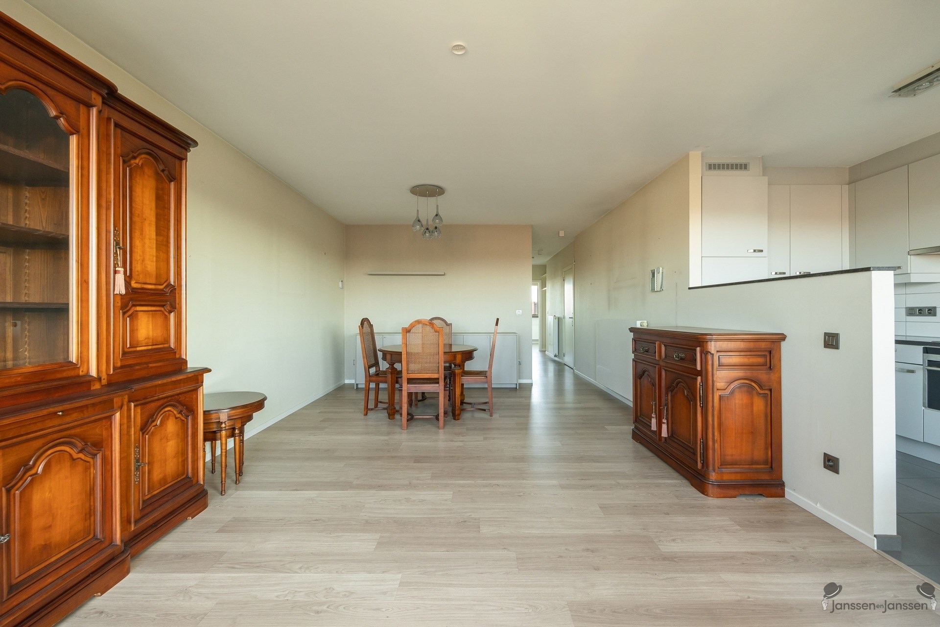 Instapklaar appartement met 2 slpks, terras en autostaanplaats - foto 3