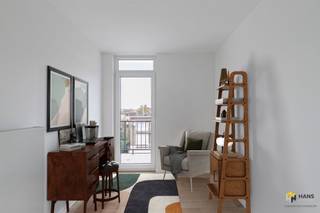 <p><span>Jan Van Parijsstraat 3 (3e verd.) - Deurne</span></p><p><span> </span></p><p><span>Lichtrijk vernieuwbouwappartement (77 m²) met 2 slaapkamers en terras (3 m²) in Deurne.</span></p><p><span> </span></p><p><span>Je woont aan de voet van het Bisschoppenhofpark, waardoor het hier erg rustig vertoeven is. Dankzij de nabijheid van de Bisschoppenhoflaan profiteer je van een vlotte verbinding tot de snelweg en ook aan openbare vervoersmogelijkheden en velo-stations is er geen gebrek in de nabije omgeving.</span></p><p><span> </span></p><p><span>Dit appartement maakt deel uit van een kleinschalig hoekgebouw met drie verdiepingen en bevindt zich op de bovenste verdieping. Het gaat om een echte vernieuwbouw: de volledige bovenverdieping werd gestript tot op casco en tot in de puntjes opnieuw opgebouwd met moderne technieken en kwalitatieve materialen. Je kan hier dus zonder zorgen je intrek nemen. Het dak werd recent geïsoleerd met 12 cm PUR, de elektriciteit is conform en de ramen beschikken over dubbele beglazing. De vaste kosten bedragen €120/maand en omvatten water, minuterie, blokpolis en syndicus.</span></p><p><span>Via de veiligheidsdeur kom je binnen in de open hal, die alle ruimtes met elkaar verbindt. Vooraan bevindt zich de leefruimte met open keuken (36 m²), waar je dankzij de ligging op de derde verdieping én op de hoek van het gebouw geniet van veel natuurlijk licht en een ruim zicht over de omgeving. De keuken is volledig uitgerust met kookvuur, dampkap, ingebouwde oven, microgolf, vaatwasser, frigo en vriezer. Aansluitend vind je een berging/wasplaats (2 m²).</span></p><p><span>Aan de achterzijde liggen de twee slaapkamers van 9 m² en 15 m², waarvan eentje toegang biedt tot het west-georiënteerde terras (3 m²). De badkamer (4 m²) is uitgerust met douche, toilet en lavabomeubel. Tot slot beschik je over een privatieve kelderberging.</span></p><p><span>Ben je op zoek naar een instapklaar appartement waar alles van A tot Z vernieuwd is? Mis deze kans niet! Bewoonbare opp. 77 m² ref.: bruto vloeropp. Voor meer info of een gratis schatting surf naar </span><span><span>www.hansimmo.be</span></span><span> </span></p><p><span> </span></p>