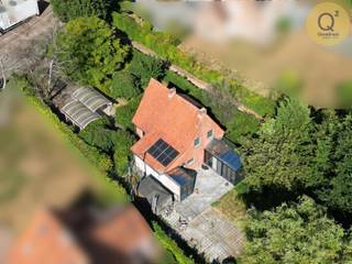 
In een uitermate rustige straat op een boogscheut van het dorpscentrum van Zoersel en de omliggende bossen ligt deze charmante woning verscholen op een indrukwekkend groen perceel van maar liefst 1.410 vierkante meter. 
Met een bewoonbare oppervlakte van 143 vierkante meter vormt deze eigendom een unieke en bijzonder scherp geprijsde kans voor wie op zoek is naar een betaalbare thuis in deze gegeerde regio, waarbij u de kans krijgt om de woning door middel van wat renovatiewerk helemaal naar uw eigen smaak en hand te zetten. 
Bij het betreden van de woning komt u via de inkomhal met gastentoilet in een gezellige tv-kamer en is er tevens toegang tot een aparte eetplaats die op haar beurt naadloos aansluit op de keuken en bovendien naast de fantastische, lichtrijke erker is gesitueerd.
De eerste verdieping herbergt een reeds afgewerkte hoofdslaapkamer met een bijhorende dressing, een volwaardige badkamer en een tweede ruime slaapkamer. 
Buiten geniet u van een mooi ruim terras dat uitgeeft op een riante, schaduwrijke tuin die op natuurlijke wijze overgaat in de omliggende natuur, waar de serene rust en het alom aanwezige groen meteen een gevoel van pure ontspanning oproepen.

