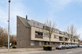 <p>Dit lichtrijke duplex appartement op de Mechelsesteenweg in Herent biedt een ideale combinatie van comfort, ruimte en een uitstekende ligging. De vlotte bereikbaarheid richting Leuven, Brussel en Mechelen maakt het een aantrekkelijke keuze voor wie centraal wil wonen of investeren.</p>
<p>Het appartement bevindt zich in een verzorgde residentie gebouwd in 2008 en heeft een gunstig <strong>EPC-label B</strong>. De leefruimte is ruim en open, met een moderne open keuken en veel natuurlijk licht. Aangrenzend bevindt zich een zonnig terras van maar liefst 27 m², perfect georiënteerd op het zuidwesten om ten volle van de zon te genieten.</p>
<p>Verder beschikt het appartement over twee volwaardige slaapkamers, een aparte berging, een badkamer met douche in bad en twee aparte toiletten. De bewoners kunnen ook gebruikmaken van een gemeenschappelijke tuin, een mooie extra troef voor wie graag buiten vertoeft.</p>
<p>Een ondergrondse <strong>autostaanplaats</strong> is verplicht bij aan te kopen aan <strong>€15.000.</strong></p>
<p>Of je nu op zoek bent naar een zorgeloze investering of een comfortabele woonst op termijn, dit instapklare duplex appartement is zeker een bezoek waard.<br /><br />Interesse? Neem vandaag nog contact op voor meer info of een bezichtiging via 0475/781784 of via noemi.luykx@living-stone.be</p>