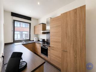 <p><span>Informations sur l'appartement</span></p><p><span>Cet appartement étonnamment spacieux allie luminosité, confort et agencement astucieux dans un cadre calme et central. L'espace de vie d'environ 25 m² offre une sensation d'ouverture et de bien-être ; il est revêtu d'un revêtement mural en pierre facile d'entretien : pratique, épuré et conçu pour un confort de vie au quotidien. La cuisine séparée offre un espace de rangement remarquablement généreux et est équipée d'appareils électroménagers de qualité, notamment un grand four, une plaque de cuisson électrique avec hotte aspirante, un grand réfrigérateur avec compartiment congélateur séparé et un raccordement pour un lave-vaisselle. On y trouve également deux chambres à part entière : une chambre spacieuse d’environ 18 m² donnant sur une rue calme et une deuxième pièce d’environ 15 m² à l’arrière, idéale comme chambre, bureau à domicile, dressing ou espace créatif. La salle de bains moderne est aménagée dans un style épuré, avec un meuble-lavabo, une douche à effet pluie fermée et des toilettes. Le hall d’entrée et le couloir de nuit offrent un espace supplémentaire et des solutions de rangement astucieuses. Les fenêtres rénovées contribuent au confort, à l'efficacité énergétique et à l'esthétique de l'appartement. Côté pratique, tout est également au rendez-vous : label EPC C, attestation d'absence d'amiante, compteurs individuels pour le gaz et l'électricité, et faibles charges mensuelles d'environ 15, avec une provision pour l'eau d'environ 30. L'appartement est actuellement loué, mais il peut également convenir à une occupation personnelle, sous réserve d'un préavis légal de 6 mois. L'emplacement vient parachever le tableau : un cadre de vie paisible dans une rue peu fréquentée par les voitures et agrémentée d'espaces verts, en plein cœur d'Anvers. Commerces, restaurants, transports en commun, écoles et lieux de loisirs sont accessibles à pied. La vie en ville, mais sans l'agitation à votre porte.</span></p><p><span> </span></p><p><span>Agencement</span></p><ul><li><span>Salon lumineux d’environ 25 m², revêtu d’un tapis de pierre facile d’entretien et offrant une agréable sensation d’espace ouvert</span></li><li><span>Cuisine séparée offrant un espace de rangement particulièrement généreux, équipée d'appareils électroménagers de qualité tels qu'un grand four, une plaque de cuisson électrique avec hotte aspirante, un grand réfrigérateur avec compartiment congélateur séparé et un raccordement pour un lave-vaisselle</span></li><li><span>Chambre spacieuse d’environ 18 m², située dans une rue calme et peu fréquentée par les voitures, idéale pour un sommeil réparateur</span></li><li><span>Salle de bains moderne, aménagée avec goût, comprenant un meuble de salle de bains soigné, une douche à effet pluie confortable et fermée, ainsi que des toilettes</span></li><li><span>Un vestibule pratique, équipé d’une grande armoire offrant un espace de rangement supplémentaire</span></li><li><span>Agréable deuxième chambre d’environ 15 m², située au calme à l’arrière de la maison, ce qui la rend idéale comme chambre, bureau ou atelier de loisirs</span></li><li><span>Hall d’entrée soigné offrant suffisamment d’espace pour un vestiaire et des rangements supplémentaires</span></li></ul><p><span> </span></p><p><span>'s supplémentaires</span></p><ul><li><span>L'appartement est loué </span></li><li><span>Vous souhaitez occuper l'appartement vous-même ? Dans ce cas, le bail peut être résilié avec un préavis légal de 6 mois</span></li></ul><ul><li><span>Il s'agit d'une cession partielle d'une option que le cédant détient sur l'immeuble, l'acte devant être signé dans un délai maximal de 10 mois, et ce à la première demande du cédant.</span></li><li><span>Participation de l'acheteur à la rédaction de l'acte de base et au dépôt des plans auprès de l'AAPD : 1 600 euros</span></li></ul><p><span> </span></p><p><span> </span></p><p><span>Informations générales</span></p><ul><li><span>Charges mensuelles : estimées à environ 15 euros (assurance collective et consommation des parties communes)</span></li><li><span>Forfait pour l’eau : environ 30 euros par mois</span></li><li><span>Compteurs individuels d’électricité et de gaz</span></li><li><span>Compteur collectif d'eau</span></li></ul><p><span> </span></p><ul><li><span>PEP : classe C</span></li><li><span>Contrôle électrique : non conforme à l'AREI</span></li><li><span>Certificat d'amiante : sans amiante</span></li></ul><p><span>Immeuble</span></p><ul><li><span>Situé dans un immeuble d'appartements bien entretenu et de petite taille, composé d'un rez-de-chaussée comprenant un local commercial et deux garages, ainsi que de deux étages supérieurs abritant chacun deux appartements</span></li><li><span>Les fenêtres ont déjà été remplacées, ce qui contribue au confort de vie, à l'efficacité énergétique et à l'aspect général de l'appartement</span></li></ul><p><span> </span></p><p><span>Situation</span></p><ul><li><span>Situé dans une rue calme, peu fréquentée par les voitures et agrémentée d’espaces verts, au centre d’Anvers</span></li><li><span>Grâce à cet emplacement central, vous bénéficiez d’une excellente accessibilité et les commerces, les restaurants, les transports en commun, les écoles et les lieux de loisirs sont accessibles à pied</span></li><li><span>Vous y vivrez dans le confort et la tranquillité, avec tous les atouts de la ville à portée de main</span></li></ul><p><span> </span></p><p><span>*Les informations contenues dans cette brochure sont fournies à titre indicatif : il appartient aux acheteurs potentiels de se charger eux-mêmes de l'obtention, de la vérification et de l'interprétation de ces informations.</span></p><p><span> </span></p>