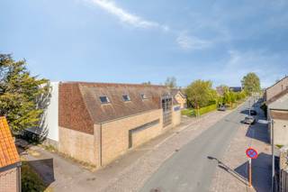 <p><strong>Bedrijfsgebouw met kantoren en magazijnen te koop in Avekapelle</strong></p>
<p>Op een strategische locatie in het centrum van Avekapelle, vlakbij de op- en afritten van de E40, bevindt zich dit veelzijdige en instapklare bedrijfsgebouw op een perceel van 2.841 m².</p>
<h3><span><strong>Indeling</strong></span></h3>
<p><strong>Bedrijfsgebouw:</strong></p>
<ul>
<li>Moderne kantoren (± 200 m²) met strak en hedendaags design</li>
<li>Ruim magazijn (± 1.220 m²)</li>
<li>Opslagruimte vooraan met grote overspanning (± 350 m²)</li>
<li>Diepvriesmagazijn (± 255 m²)</li>
<li>Gekoeld magazijn (± 67 m²)</li>
<li>Logistieke laadkade voor efficiënte goederenbehandeling</li>
</ul>
<h3><span><strong>Afwerking</strong></span></h3>
<ul>
<li>Staalconstructie met isolerende sandwichpanelen</li>
<li>Gepolierde betonvloer</li>
<li>3 x 380 V elektriciteitsaansluiting</li>
<li>Algemene staat: instapklaar</li>
</ul>
<h3><span><strong>Bestemmingsmogelijkheden</strong></span></h3>
<ul>
<li>Gelegen volgens het gewestplan in woonzone met landelijk karakter</li>
</ul>
<h3><span><strong>Mobiliteit</strong></span></h3>
<ul>
<li>Vlotte verbinding met de E40</li>
<li>Nabij de N35 (Veurne – Diksmuide)</li>
<li>Zeer ruime parkeermogelijkheden</li>
</ul>
<h3><span><strong>Modaliteiten</strong></span></h3>
<ul>
<li>Aankoop via aandelenoverdracht mogelijk, met de bijhorende voordelen.</li>
<li>Wettelijke documenten op aanvraag.</li>
</ul>
<br />Bent u op zoek naar een multifunctionele handelsruimte of kantoorruimte, neem dan voor meer inlichtingen of een bezoek op afspraak contact op met ALBERT B2B, Dominique Baes op 0498/12.82.20 of via dominique.baes@albert.immo<br /><br /><span>Bestuursmaatregelen in het maatregelenregister: nee</span>