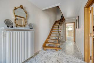 Ontdek deze ruime bel-etagewoning op een uitstekende locatie in het centrum van Aarschot. Dankzij de centrale ligging geniet je hier van het comfort om alle dagelijkse voorzieningen binnen handbereik te hebben. Winkels, scholen, horeca en openbaar vervoer bevinden zich vlakbij, terwijl ook de oprit van de E314 vlot bereikbaar is. De woning biedt maar liefst 205 m² bewoonbare oppervlakte en staat op een perceel van 2a 30ca. Binnenin vind je aangename en ruime leefruimtes met tal van mogelijkheden om er een gezellige thuis van te maken. Met drie volwaardige slaapkamers en een badkamer is er voldoende plaats voor een gezin, thuiswerk of een extra hobbyruimte. Een belangrijke troef is de inpandige en tweede garage, die zorgen voor extra parkeer- en bergruimte – een absoluut pluspunt in het centrum. De woning beschikt over EPC-label D. Ben je op zoek naar een ruime woning met garage, veel potentieel en vooral een bijzonder gunstige ligging in Aarschot? Dan is deze bel-etagewoning zeker een bezoek waard.