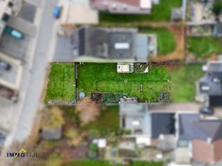 <p>Dit mooi perceel bouwgrond, gelegen in een goedgekeurde verkaveling, heeft een <strong>totale oppervlakte van zo'n 439 m² </strong>en biedt de mogelijkheid om een <strong>halfopen bebouwing te realiseren</strong> (zie lot 1 op het verkavelingsplan). Met een s<strong>traatbreedte van circa 12 meter </strong>en bouwdieptes van <strong>17 meter op het gelijkvloers en 12 meter op de verdieping</strong>, gemeten vanaf de verplichte voorbouwlijn, vormt dit perceel een <strong>ideale basis voor het creëren van een ruime en comfortabele ééngezinswoning</strong>.<br /><br />De te bouwen woning dient qua kroonlijsthoogte, nokhoogte en dakhelling aan te sluiten bij de aanpalende bebouwing (huisnummer 58). Een garage is mogelijk in het hoofgebouw en een tuinhuis is ook toegestaan. <br /><br />Deze grond is<strong> goed gelegen te Mere:</strong> in een<strong> rustige en aangename omgeving die toch een vlotte bereikbaarheid</strong> garandeert. Het perceel ligt in een<strong> doodlopende straat op korte afstand van het centrum, scholen, winkels en openbaar vervoer, </strong>waardoor dagelijkse verplaatsingen bijzonder eenvoudig blijven. Ook de verbinding met belangrijke invalswegen richting Aalst, Erpe-Mere en de E40 zorgt voor een vlot woon-werkverkeer.<br /><br />Op zoek naar een mooi gelegen bouwgrond met potentieel? Neem gerust contact op met Tijl via tijl@immotijl.be of bel 0477 44 86 11 voor meer info.</p>