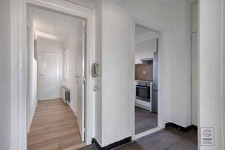 <p>Bij het betreden van dit verzorgde appartement komt u binnen in een aangename inkomhal voorzien van ingemaakte kasten. Vanuit de hal betreden we de volledig uitgeruste keuken, dewelke toegang biedt tot het zonnige terras.</p><p>De lichtrijke leefruimte geniet van een connectie met de eerste slaapkamer en biedt een open en ruim gevoel. Daarnaast beschikt het appartement over nog twee volwaardige slaapkamers, die zich perfect lenen als slaap-, bureau- of hobbyruimte. De badkamer is functioneel ingericht en voorzien van een douche, toilet en een lavabomeubel.</p><p>Extra troeven: afgesloten autostaanplaats</p><p>- EPC: 267 kWh/m2 jaar (C-score → GEEN renovatieverplichting)<br />- Perceelscore A, gebouwscore A<br />- Niet gelegen in (mogelijk) overstromingsgevoelig gebied, noch in afgebakend overstromingsgebied of risicozone<br />- Bestemming: woongebied (Gmo, Gvv, Gvkr), maatregelenregister = in aanvraag</p><p>Bent u op zoek naar een instapklaar appartement met ruimte en comfort? Surf naar www.coenenvastgoed.be of contacteer ons via 03/375.82.92.</p>