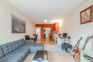 Ruim 1 slaapkamer appartement gelegen op de vijfde verdieping langs de Torhoutsesteenweg te Oostende. Dichtbij zee, strand, winkels en...