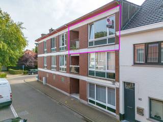 Bent u op zoek naar een ruim en lichtrijk appartement op een centrale locatie in Kapellen? Dit aangename appartement op de bovenste verdieping beschikt over twee ruime slaapkamers, een terras en een bijzonder ruime leefruimte.

Via de inkomhal betreden we het appartement. De ruime leef- en eetkamer geniet dankzij de grote raampartijen van veel natuurlijk licht. De open indeling biedt meer dan voldoende plaats voor zowel een gezellige zithoek als een ruime eettafel.

Aansluitend bevindt zich de geïnstalleerde keuken, voorzien van onder meer een kookplaat, dampkap, oven en vaatwasser.

Vanuit de leefruimte heeft u toegang tot het terras, een aangename buitenruimte met een open zicht over de omgeving.

Verder beschikt het appartement over twee ruime slaapkamers. De badkamer is ingericht met een ligbad met douchevoorziening, lavabomeubel en toilet. Daarnaast is hier ruimte voorzien voor het plaatsen van een wasmachine en droogkast.

Dankzij de ligging op de bovenste verdieping, de grote raampartijen en de open indeling geniet het appartement van een aangenaam gevoel van ruimte en veel natuurlijke lichtinval.

Het appartement bevindt zich centraal in Kapellen, op korte afstand van winkels, openbaar vervoer en het centrum. Een ideale woonst voor wie op zoek is naar ruimte, licht en een centrale ligging.

De gemeenschappelijke kosten bedragen € 50 per maand en omvatten een provisie voor het individuele waterverbruik en de elektriciteit van de gemeenschappelijke delen.

Voor meer informatie of het inplannen van een bezichtiging kunt u ons contacteren via info@vastgoed03.be