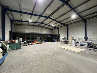 Ruim magazijn van 1.109m² met 2 los- en laadkades en 1 sectionale poort te Rumst/Terhagen. Sanitair blok met douches aanwezig in het magazijn...