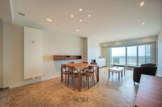 Découvrez cet appartement meublé de 2 chambres au troisième étage de la prestigieuse Résidence Lighthouse, située dans un emplacement de premier choix sur la digue à Knokke. Ici, vous pourrez profiter de la combinaison parfaite entre le calme, le confort et un accès direct à la plage, à distance de marche à la fois du Van Bunnenplein et du Lichttorenplein, deux des zones les plus prisées de la côte de Knokke.<br /><br />Salon spacieux avec vue frontale sur la mer et lumière naturelle grâce aux grandes fenêtres.<br />Agréable terrasse avec vue sur la digue animée - idéal pour profiter du soleil du matin et de l'ambiance côtière.<br />Cuisine entièrement équipée, de conception pratique et offrant tout le confort moderne.<br />Deux chambres calmes situées à l'arrière du bâtiment.<br />Cave privée et local à vélos facile d'accès dans le bâtiment.<br /><br />Emplacement, emplacement, emplacement<br />La Résidence Lighthouse est située dans l'un des emplacements les plus prisés de Knokke:<br />Directement sur la digue, avec la plage littéralement à votre porte.<br />À seulement quelques pas du centre commercial animé, des boutiques, des restaurants et de l'atmosphère typique de Knokke.<br />Le tronçon élégant de la digue entre le Van Bunnenplein et le Lichttorenplein, connu pour son allure élégante.<br /><br />Possibilité de louer un garage à proximité (200 € / mois).