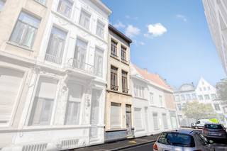 Woning te koop in het centrum van Antwerpen. De woning is gelegen in de Venusstraat aan de vernieuwde Paardenmarkt. Vlotte bereikbaarheid van en naar de woning dankzij de nabijheid van openbaar vervoer. <br /><br />Indeling:<br />- keuken (glv)<br />- leefruimte (v1) <br />- badkamer - dressing (v2)<br />- slaapkamer (v3)<br />- kelder<br /><br />Deze woning te koop wordt aangeboden voor een prijs van 239.000 euro. <br /><br />Bent u geïnteresseerd in een appartement of woning te koop in Antwerpen? Aarzel dan niet om ons te contacteren.  <br />Had u graag uw eigen eigendom te koop aangeboden contacteer ons dan voor een vrijblijvende schatting, telefonisch op het nummer 03/206.76.76 of per mail naar antwerpen@dewaele.com.    <br /><br />Ook voor alle andere vragen omtrent vastgoed kan u steeds bij ons kantoor te Antwerpen terecht!<br /><br />Bestuursmaatregelen in het maatregelenregister: nee