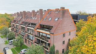 Heel ruim duplex appartement (4 slaapkamers) met 2 terrassen, zolder en kelderberging op topligging!Dit gerenoveerd, instapklaar appartement is...