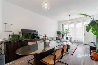 <p><span>Dit aangename appartement bevindt zich op de tweede en bovenste verdieping van een kleinschalig gebouw, gelegen op 200 m van het parkje Hof Van Tichelen. Dankzij de centrale ligging zijn zowel het openbaar vervoer als de A12 en andere belangrijke verbindingswegen vlot bereikbaar. Ook verschillende Velo-stations bevinden zich in de nabije omgeving.</span></p><p><span> </span></p><p><span>Het appartement is momenteel verhuurd aan €646 per maand en wordt sinds 2019 door dezelfde huurder bewoond. De vaste maandelijkse kosten bedragen circa €95 en omvatten gas, water, elektriciteit en het onderhoud van de gemeenschappelijke delen. Het dak werd in 2023 conform geïsoleerd. Interessant als investering dankzij de bestaande huurovereenkomst, maar ook geschikt voor eigen bewoning mits een opzegtermijn van zes maanden.</span></p><p><span> </span></p><p><span>Via de inkomhal, voorzien van praktische ingemaakte kasten, kom je in de woonkamer van 24 m². Aansluitend bevindt zich de aparte keuken van 9 m², uitgerust met de nodige voorzieningen.</span></p><p><span>Centraal in het appartement ligt de badkamer van 4 m² met douchecabine, lavabomeubel en toilet. Aan de rustige achterzijde bevinden zich de twee slaapkamers van respectievelijk 8 m² en 15 m². Vanuit de grootste slaapkamer is er toegang tot het noordoostgerichte terras van 2 m² met uitzicht op volgroeid groen. Bij het appartement hoort ook een aparte bergkelder.</span></p><p><span> </span></p><p><span>Een interessant appartement met twee slaapkamers, lage vaste kosten en een stabiele verhuursituatie. Ideaal als investering of voor eigen bewoning.</span></p><p><span>Kom het zelf ontdekken!</span></p><p><span> </span></p><p><span>Bruikbare vloeropp. 76 m² – ref.: bruikbare vloeropp. EPC-certificaat. Voor meer info of een gratis schatting surf naar <span>www.hansimmo.be</span></span></p><p><span> </span></p>