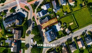 Bouwgrond voor halfopen bebouwing op topligging in Zellik. Bent u op zoek naar de ideale locatie om uw woning te realiseren? Dan is deze bouwgrond voor halfopen bebouwing ongetwijfeld een uitstekende opportuniteit. Het perceel heeft een oppervlakte van 2 are 22 centiare, een straatbreedte van ca. 8 meter en een diepte van ca. 36 meter. De woning dient te worden opgericht met een zijdelingse bouwvrije strook van 3 meter. De geldende bouwvoorschriften sluiten aan bij de bestaande naastgelegen woning, waardoor een harmonieuze integratie in het straatbeeld wordt gegarandeerd. De bouwgrond geniet van een uitstekende ligging in een rustige en residentiële buurt, ideaal voor wie comfortabel wil wonen in een aangename omgeving. Tegelijk bevinden de Brusselse Ring, de E40 en andere belangrijke invalswegen zich op slechts enkele minuten, wat zorgt voor een vlotte verbinding richting Brussel, Gent en Leuven. Ook winkels, scholen, openbaar vervoer en andere dagelijkse voorzieningen bevinden zich in de onmiddellijke omgeving. Een unieke kans om uw eigen woning te bouwen op een centrale, maar tegelijk bijzonder rustige locatie. Troeven: * Bouwgrond voor halfopen bebouwing. * Perceel van 2a 22ca. * Ca. 8 m straatbreedte. * Ca. 36 m perceeldiepte. * Zijdelingse bouwvrije strook van 3 m. * Bouwvoorschriften conform de naastgelegen woning. * Rustige en residentiële ligging. * Vlotte verbinding met de Brusselse Ring en E40. * Nabij winkels, scholen en openbaar vervoerMeer info of een afspraak op kantoor? Contacteer ons via info@structura.be of 02/460.80.46
