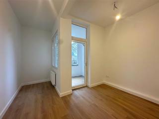 <strong>Volledig gerenoveerd appartement met twee slaapkamers op de grens van Borgerhout en Berchem!</strong><br /><br />Dit prachtig appartement is gelegen op de eerste verdieping van een kleinschalig gebouw zonder lift en geniet volgende indeling:<br /><br />Inkomhal, leefruimte, open keuken, berging met aansluiting wasmachine, twee slaapkamers (15 m² / 6 m²), en een badkamer met grote inloopdouche.<br /><br />Tot slot zijn er nog twee privatieve kelders aanwezig.<br /><br />Pluspunten:<br />+ 2 kelders<br />+ Zeer lage algemene onkosten<br />+ Goede en centrale locatie<br /><br />Interesse? Surf naar www.vbvastgoed.be en klik op de groene knop "<strong>ik ben kandidaat"</strong> om een bezoek aan te vragen.