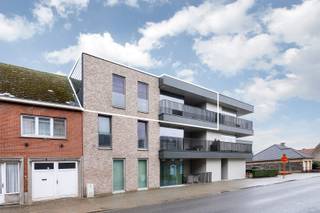 Dit prachtig appartement op de bovenste verdieping (bereikbaar met lift) heeft een lichtrijke leefruimte met open keuken (volledig...