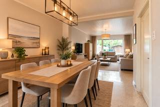 Roeselare :  Robuuste halfopen bebouwing op 353 m² met verrassend veel ruimte en zuidgerichte tuin.<br /><br />Bent u op zoek naar een <strong>ruime gezinswoning </strong>met een uitstekende ligging? Dan is deze robuuste halfopen bebouwing op een perceel van 353 m² zeker een bezoek waard. Gelegen in een rustige straat, vlak bij het centrum, geniet u hier van de perfecte combinatie van rust, ruimte en een vlotte bereikbaarheid van winkels, scholen en openbaar vervoer.<br /><br />Op het gelijkvloers verwelkomt de woning u met een inkomhal en gastentoilet. De<strong> ruime en lichtrijke woonkamer</strong> sluit aan op de <strong>uitgebouwde keuken</strong>, die op haar beurt toegang biedt tot een praktische wasplaats en berging. Verder beschikt de woning over een inpandige garage en een prachtige, <strong>zonnige zuidgerichte tuin</strong>, waar u in alle rust kunt genieten.<br /><br />Op de eerste verdieping bevinden zich maar liefst <strong>vijf ruime kamers.</strong> Drie volwaardige slaapkamers worden aangevuld met een badkamer, die weliswaar een opfrissing of renovatie kan gebruiken. Daarnaast zijn er nog twee extra grote kamers, die vroeger dienst deden als leefruimte en slaapkamer van de inwonende grootouders. Deze ruimtes bieden vandaag tal van mogelijkheden, zoals extra slaapkamers, een bureau, hobbyruimte of een<strong> aparte leefunit voor een kangoeroewoning.</strong><br /><br />Ook op technisch vlak werden reeds belangrijke investeringen uitgevoerd. Zo werd het <strong>volledige dak vernieuwd in 2024</strong>, evenals de roofing van het platte dak. Enkel de dakisolatie dient nog aangepast te worden om aan de huidige normen te voldoen. Daarnaast werd de verwarmingsketel van de centrale <strong>luchtverwarming vernieuwd in 2023</strong>, wat een belangrijke meerwaarde vormt.<br />Deze solide woning biedt een uitzonderlijk ruimtegevoel en beschikt over enorm veel potentieel. Ideaal voor grote gezinnen, samengestelde gezinnen, thuiswerkers of iedereen die op zoek is naar veel woonruimte op een rustige, centrale locatie.<br /><br /><strong>Troeven op een rij:</strong><br />- vernieuwd dak 2024 + roofing<br />- vernieuwde cv ketel 2023<br />- zuidgerichte tuin<br />- Maar liefst 5 ruime kamers<br />- Mogelijkheid tot kangoeroe wonen <br />-veel potentieel <br /><br />Laat u verrassen door de mogelijkheden die deze ruime woning te bieden heeft en plan snel uw bezoek en bel ons op het nummer 051/624040