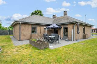 De woning is op te frissen en bevat een inkomhal met gastentoilet, een ruime en lichtrijke leefruimte, een basis keuken, een garage-wasplaats, 3 slaapkamers en een badkamer met ligbad, was meubel en een toilet. De woning beschikt over alle comfort en wordt centraal verwarmd met aardgas. Het buitenschrijnwerk bestaat uit hout met dubbel glas en rolluiken. De woning beschikt eveneens over een grote zolder met potentieel. De totale oppervlakte van het perceel is 858m².<br />Wil u deze woning met heel wat potentieel op een toplocatie nabij het centrum van Oostakker bezoeken? Schrijf dan nu in voor het bezoekmoment op woensdag 20 mei 2026, enkel via  https://calendly.com/loimmogunther/bezoekmoment-kamerijkstraat-13-te-oostakker