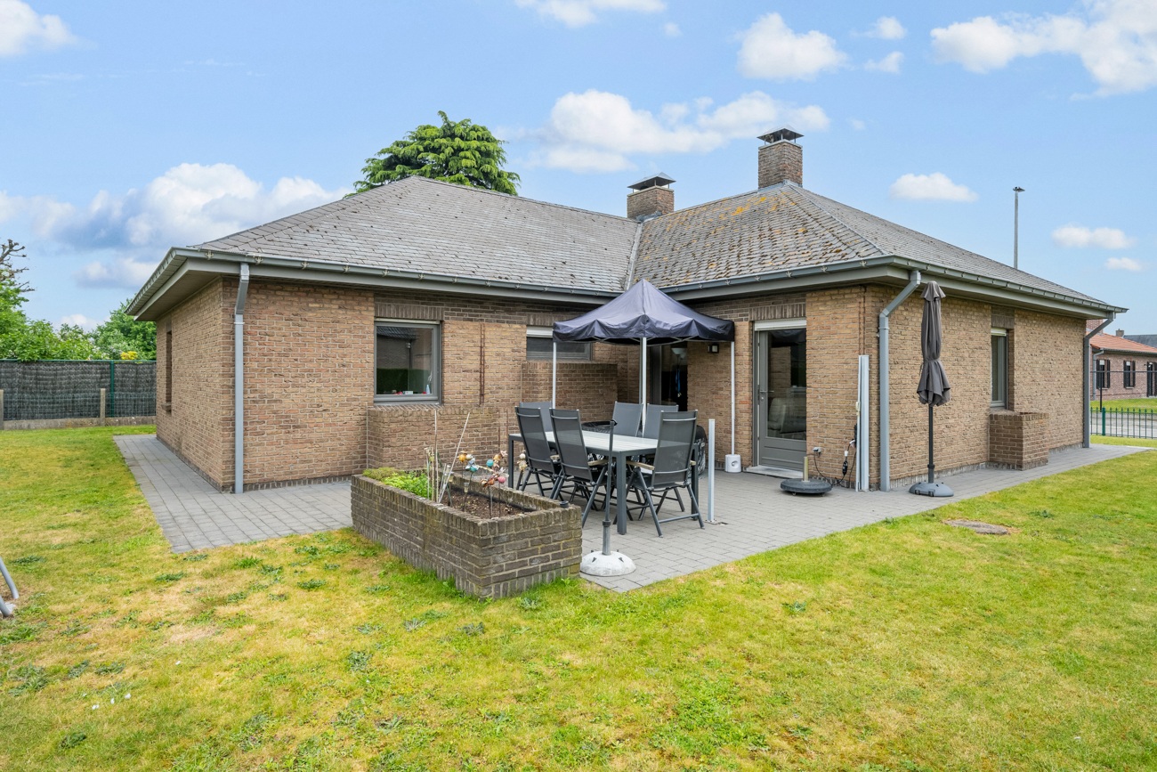 Degelijke open gelijkvloerse woning met inpandige garage en grote tuin op een rustige locatie nabij het centrum van Oostakker! - foto 2
