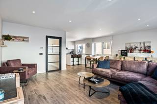 Dit stijlvol gerenoveerde appartement met een bewoonbare oppervlakte van ca. 110 m² is centraal, doch rustig gelegen in Schoten. Gelegen in een...