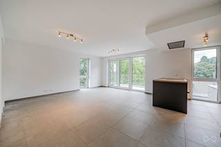 Superbe appartement neuf situé sur les hauteurs de Wandre.Ce bien est composé d'un hall d'entrée avec toilette séparée, grand séjour avec cuisine...